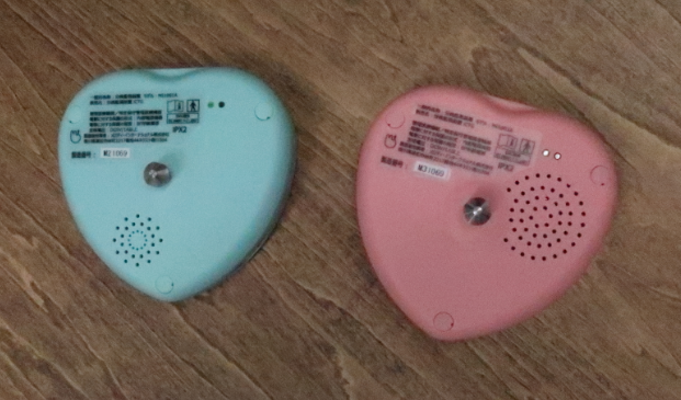 ラウド型胎児心拍計（右側のピンクの機器）と子宮収縮計（左側の緑の機器）