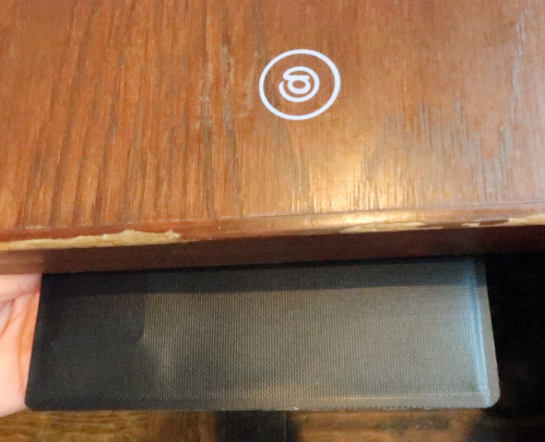 テーブルに描かれたPutmenuマークとテーブルの下に取り付け られるPaperBeacon